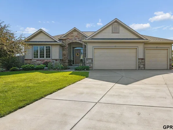 9733 Andre Cir, Lincoln, NE 68526
