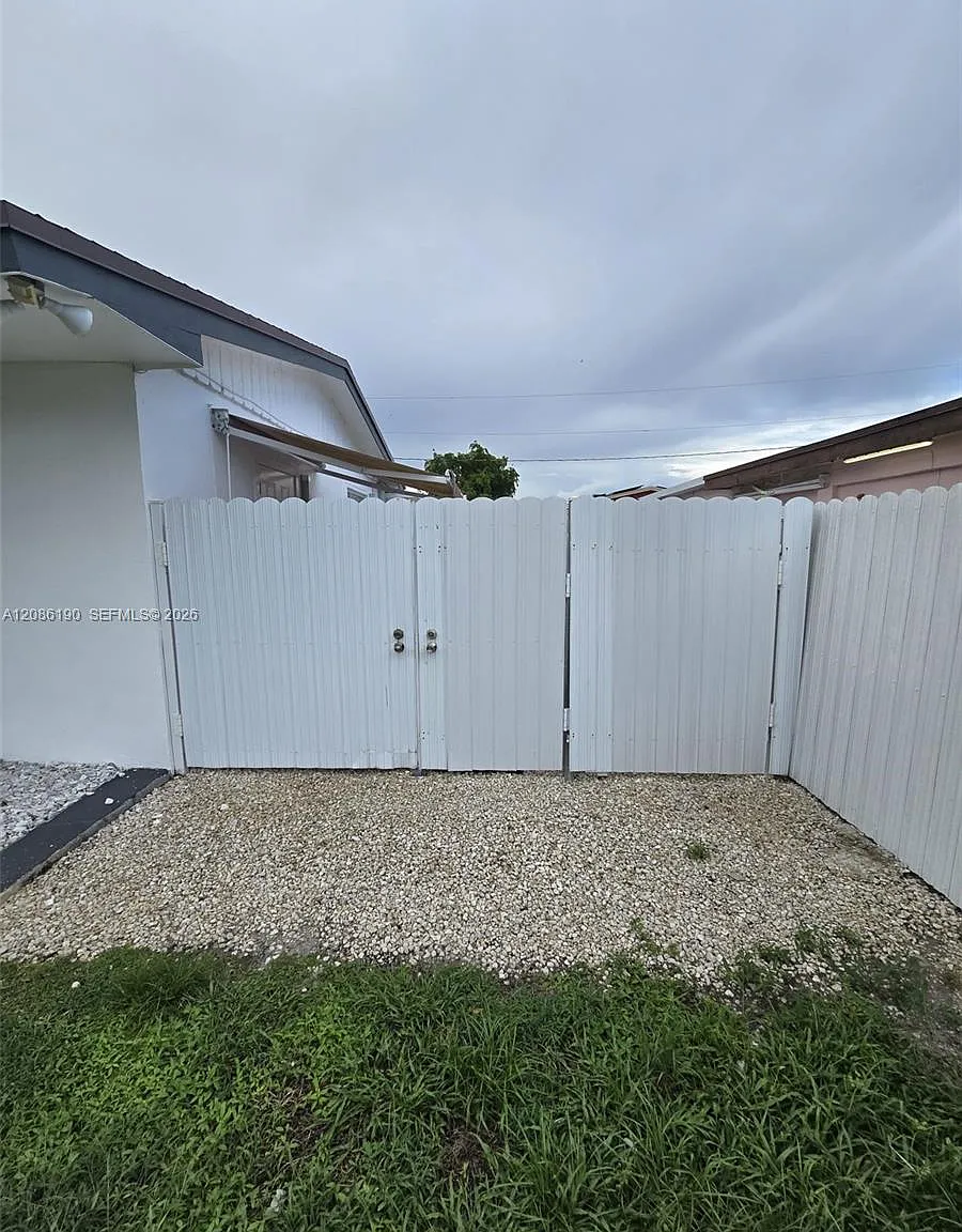 New England Vlg — Photo 4