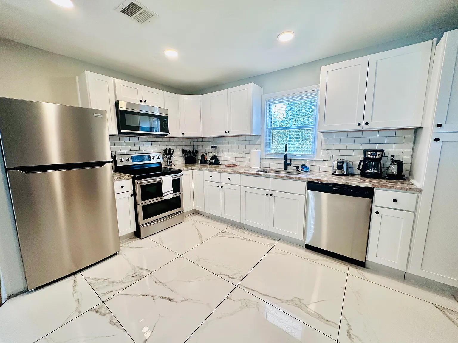 6 bed, 2736 sqft, $7,770 — Photo 2