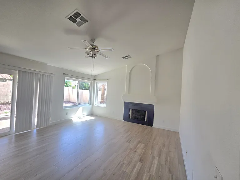 3220 W Sheffield Ave — Photo 4