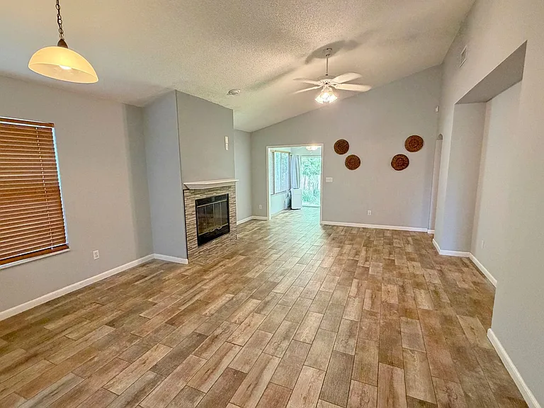 4271 Hanging Moss Dr — Photo 3