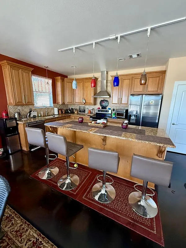 3 bed, 2.5 bath, 2944 sqft, $2,200 — Photo 2