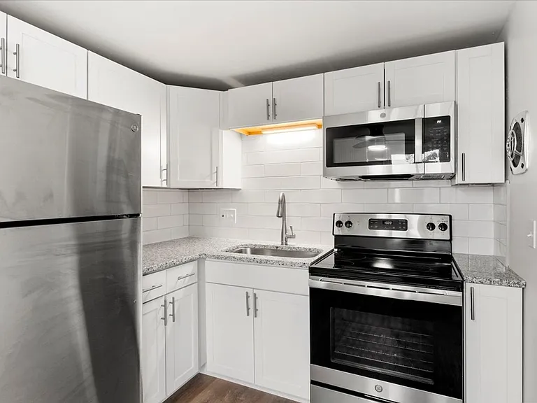 Burke Crest Apartments — Photo 2