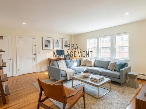 31 Hammond Pond Pkwy APT 2, Newton, MA 02467