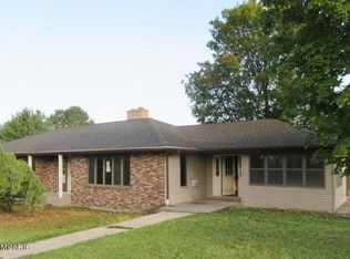 490 N Groesbeck Ave, Hesperia, MI 49421