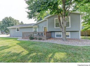 700 E Dove Ct, Athens, IL 62613
