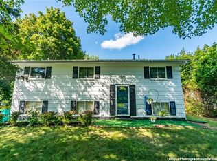 195 Kenwick Dr, Rochester, NY 14623