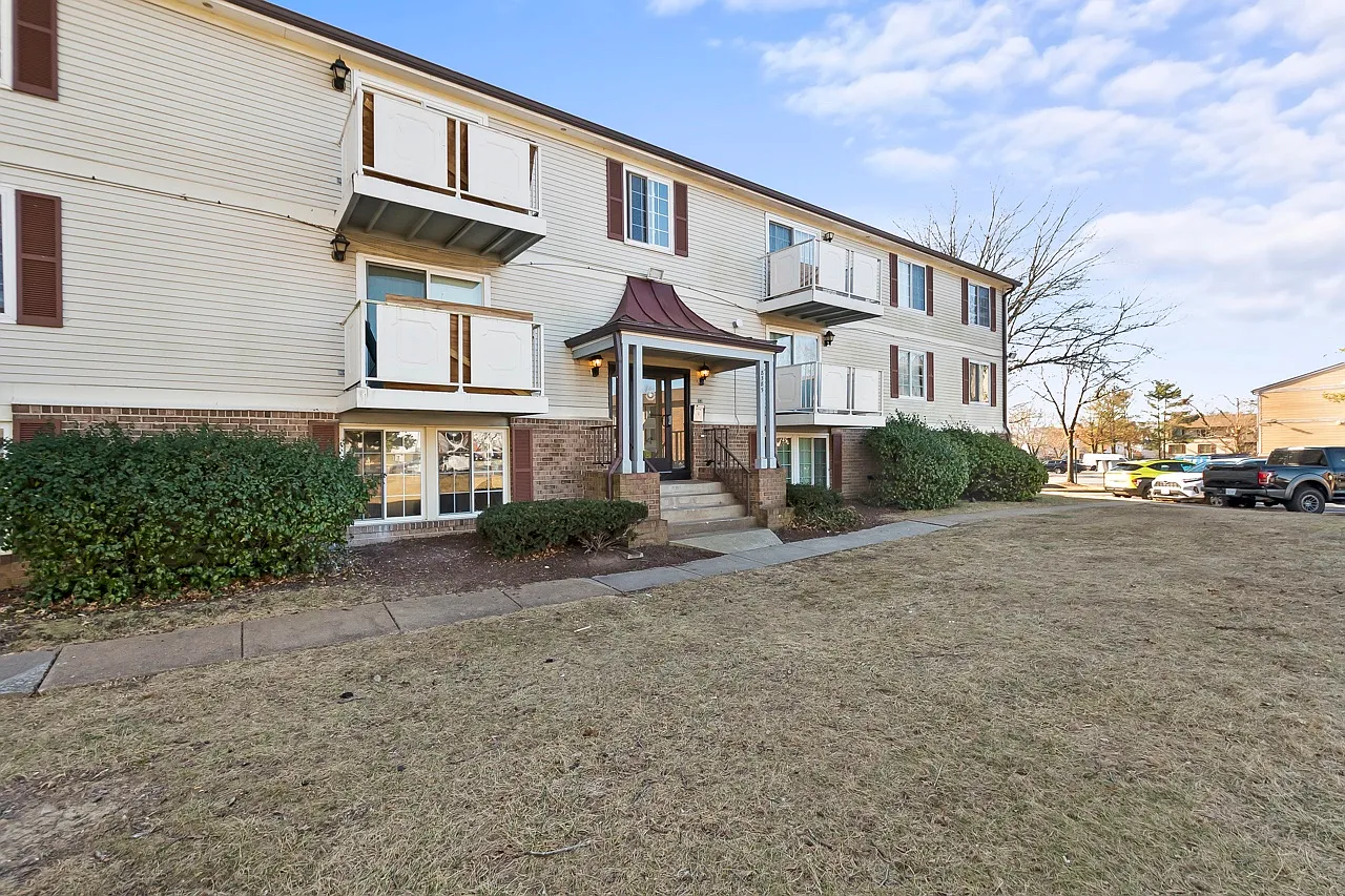 2 bed, 909 sqft, $2,400 — Photo 2