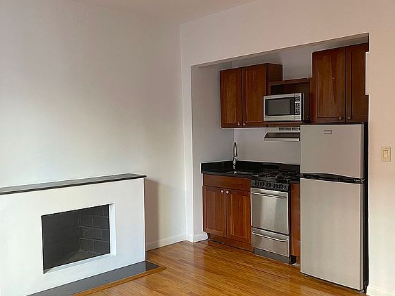 2nd image of 35 W 64th St APT 5H