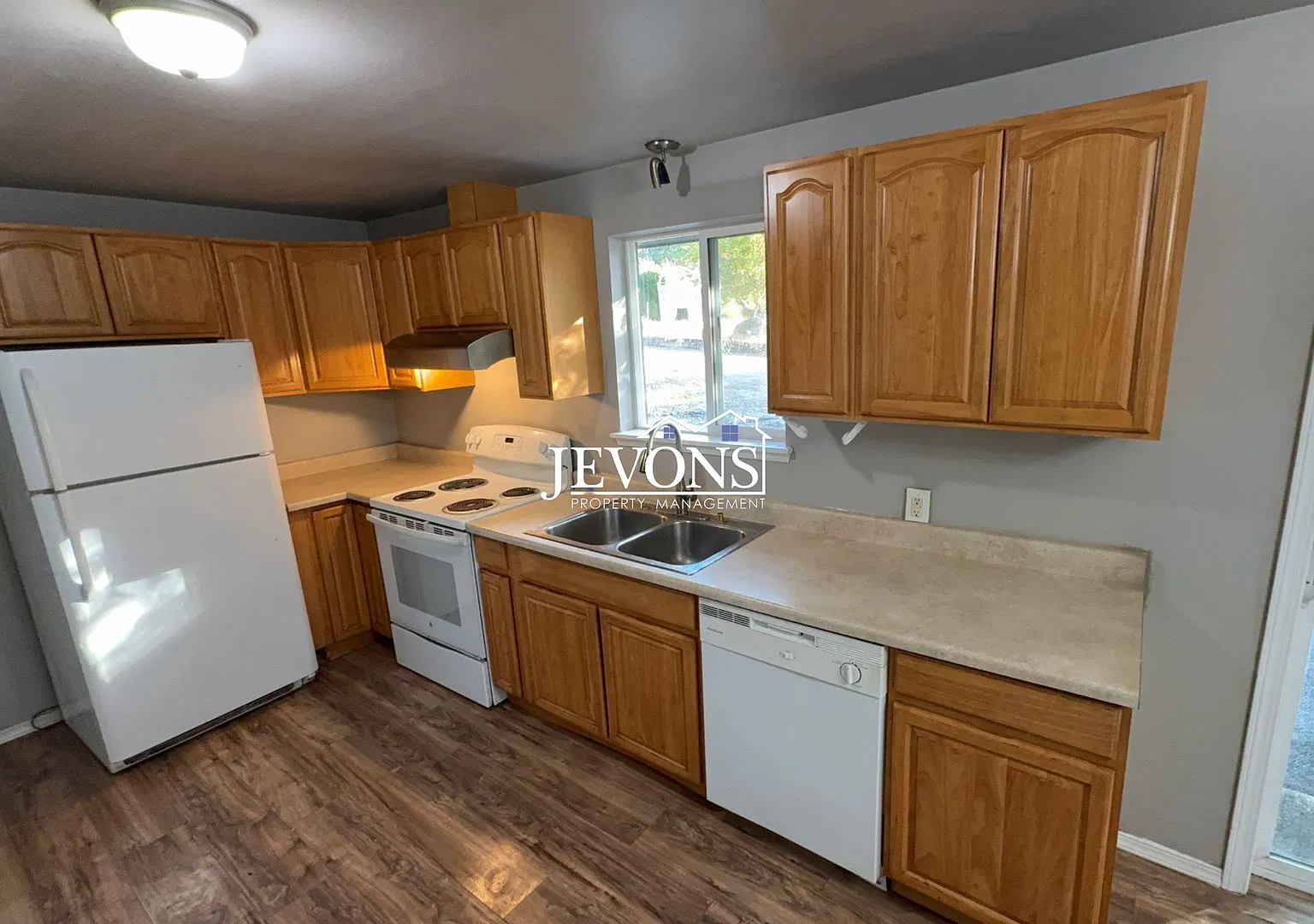 Kent 3BR Home with Washer & Dryer Ready Now — Photo 4