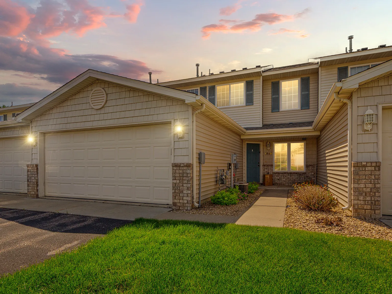 3 bed, 1.5 bath, 1350 sqft, $1,800 — Photo 2