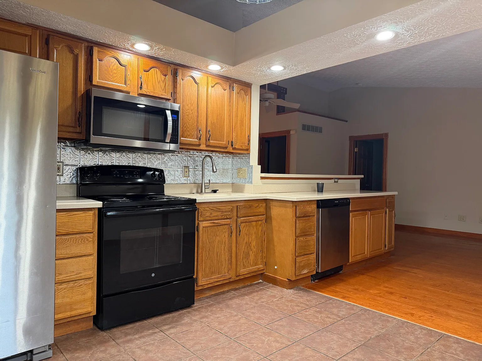 4 bed, 2200 sqft, $2,395 — Photo 4