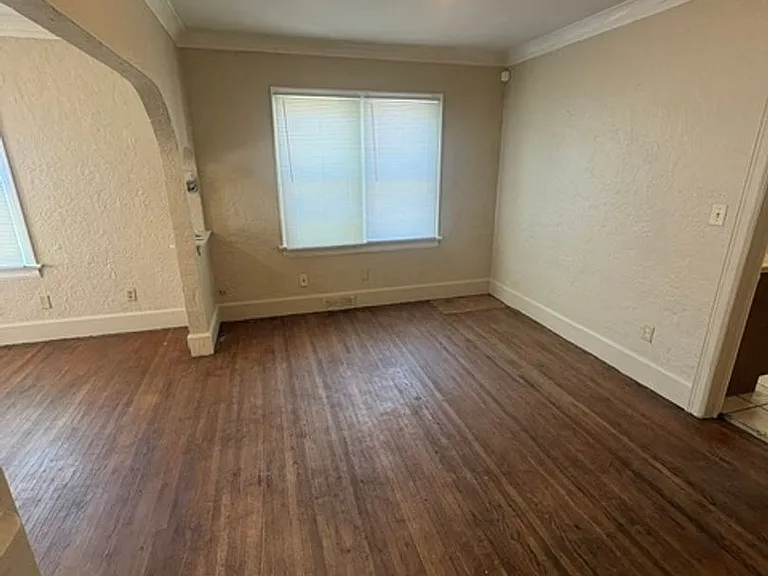 2207 N Ellis St — Photo 4