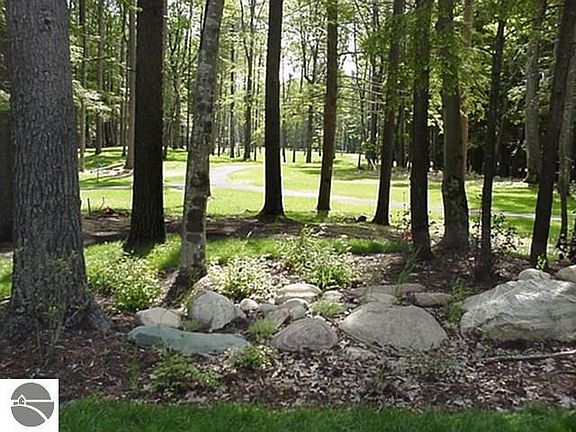 3rd image of 24 Deer Park Dr