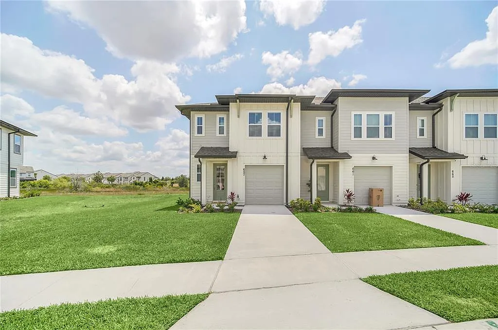 3 bed, 2.5 bath, 1653 sqft, $2,300 — Photo 1