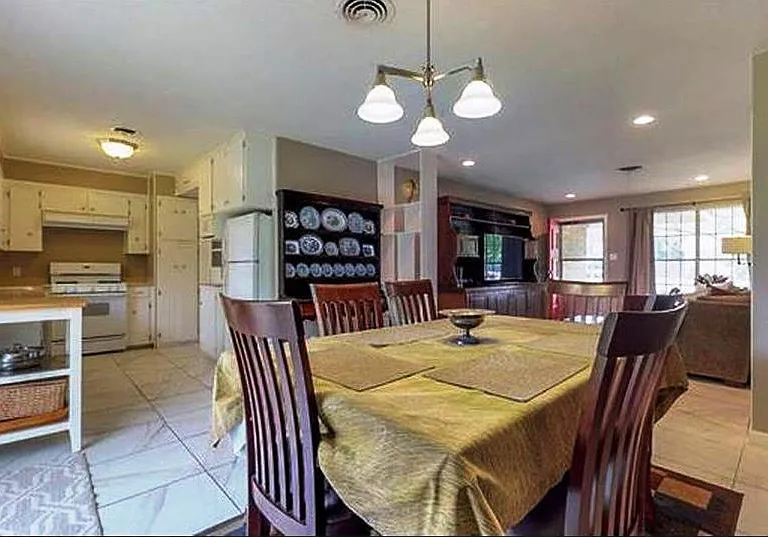 8206 Rockwood Ln — Photo 3