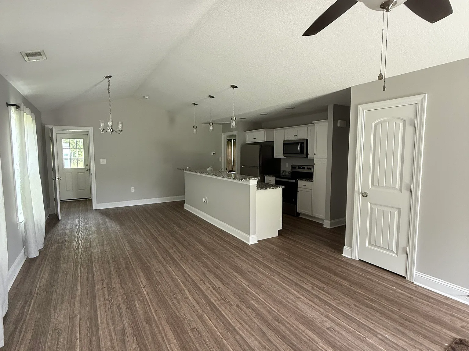 3 bed, 1165 sqft, $1,800 — Photo 1
