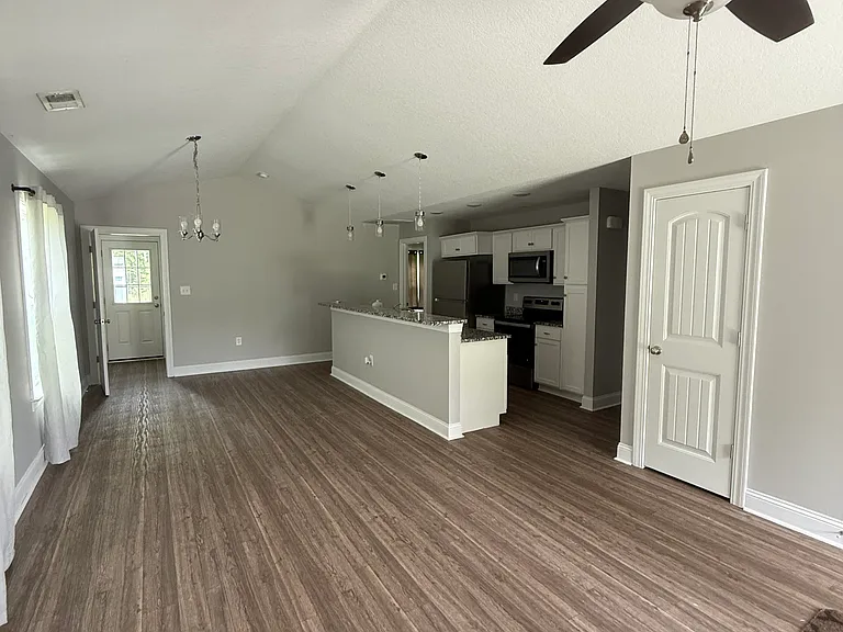 5572 Fern Ridge Rd — Photo 1