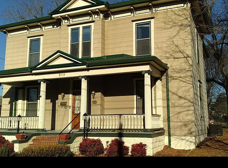 910 Paxton St — Photo 1