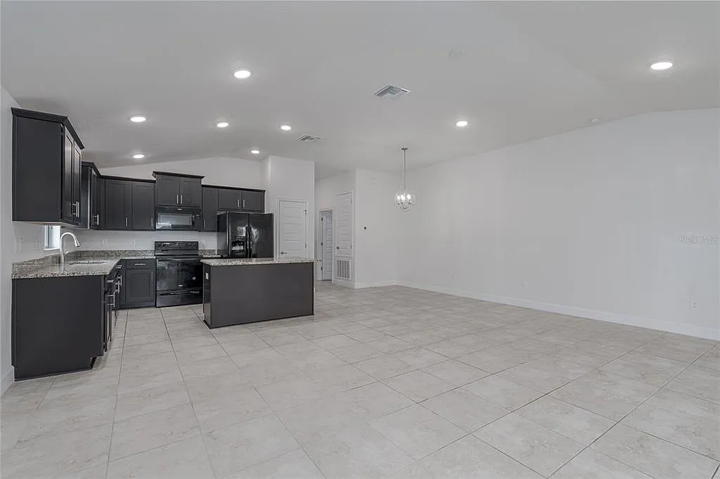 3 bed, 2.0 bath, 1718 sqft, $2,600 — Photo 2
