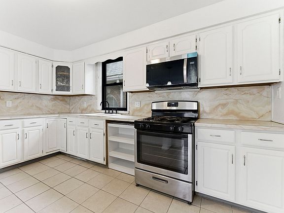 2nd image of 812 Roosevelt Ave #2