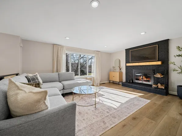 27 Hyacinth Drive, Nashua, NH 03062