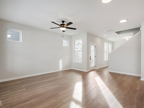 4th image of 811 Rose Garden Way