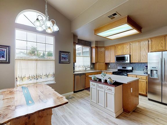 5th image of 1683 Hastings Dr