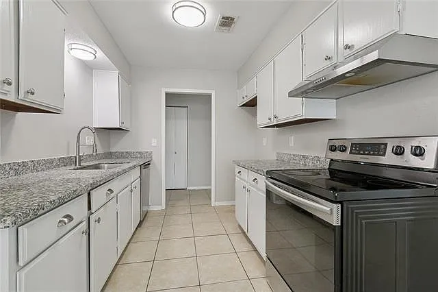 1728 Greenwood Dr — Photo 9