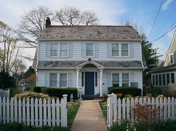 33 Oakland St, Huntington, NY 11743
