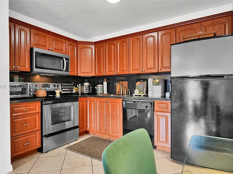 10786 N Kendall Dr #D18 — Photo 8