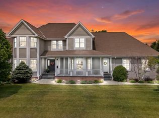 N61W29060 Parkside Pl, Hartland, WI 53029