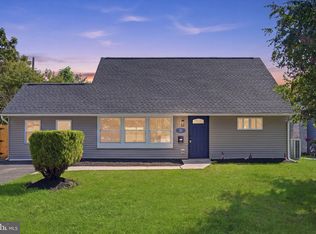 32 Iris Rd, Levittown, PA 19057