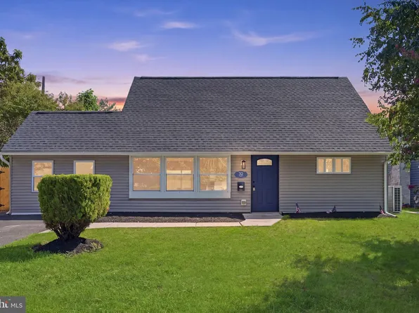 32 Iris Rd, Levittown, PA 19057