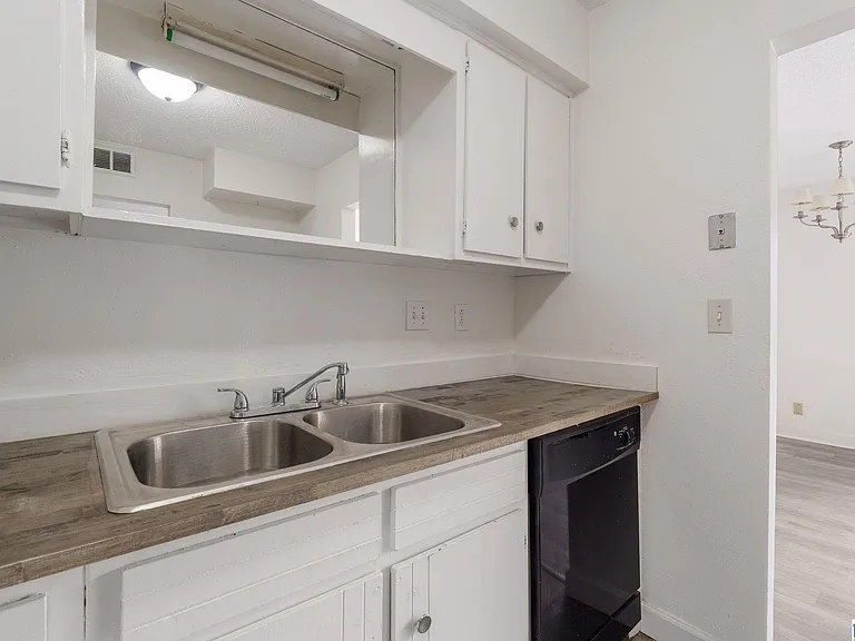 2409 Arlington Cres #D — Photo 15