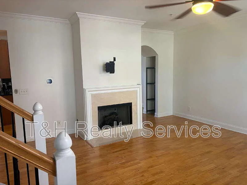 2 bed, 2.5 bath, 1659 sqft, $2,100 — Photo 2