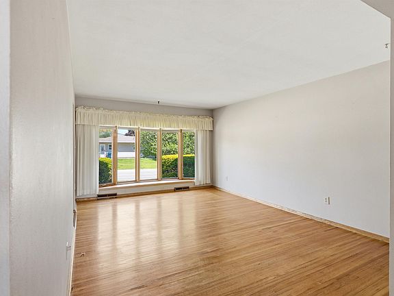 3rd image of 1926 Crescent Dr