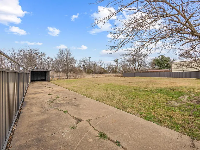 3327 Carriage Cir — Photo 34
