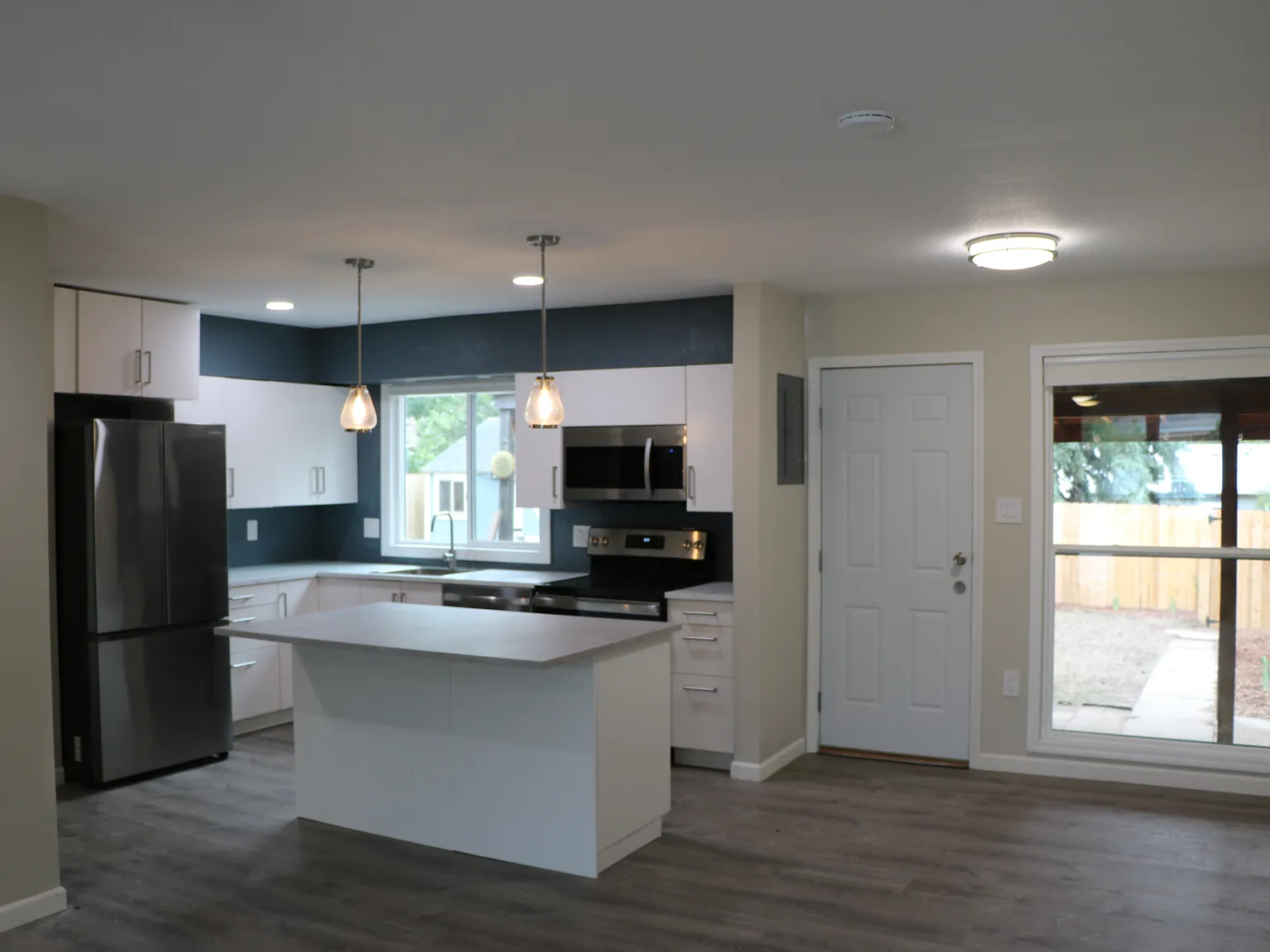321 Elmwood Dr — Photo 4