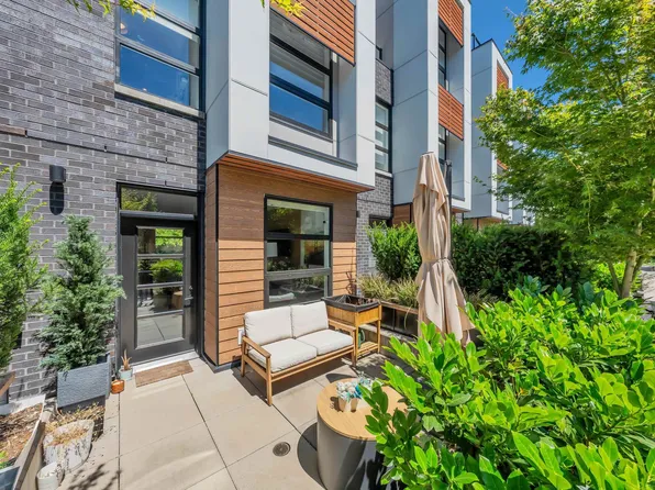 6085 Irmin St #1202, Burnaby, BC V5J 0J7
