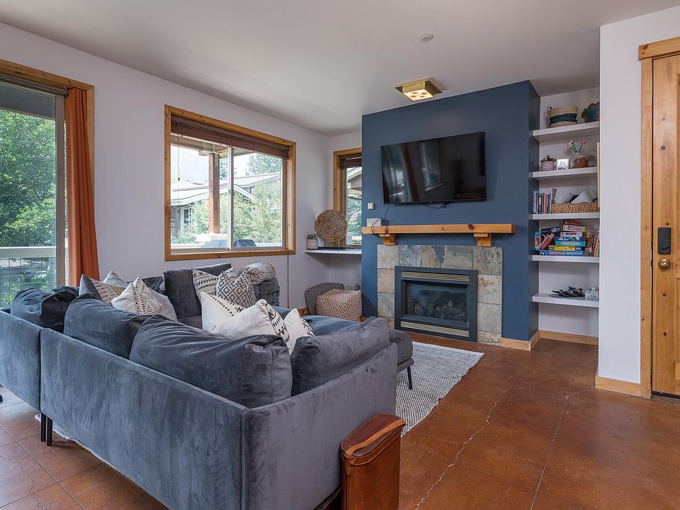 1st image of 120 Flower Dr E