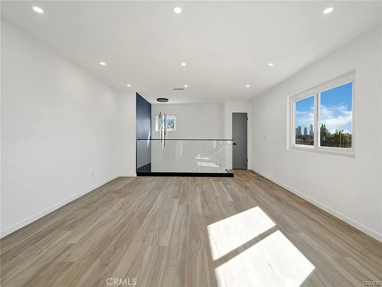 727 Robinson St — Photo 15
