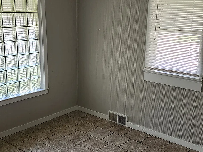 1006 W Franklin St #100 — Photo 9