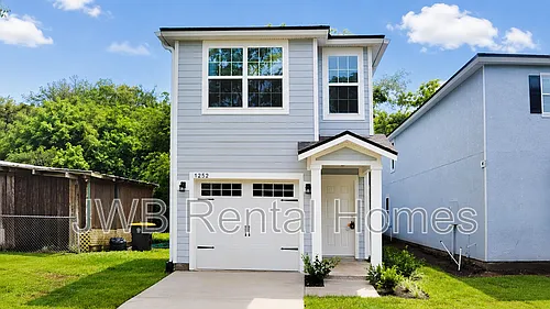 1252 Mull St Photo 1