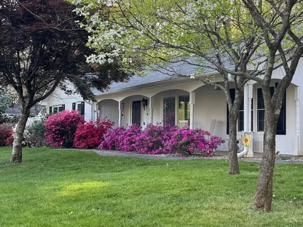 109 Yardley Ct, Hendersonville, NC 28739