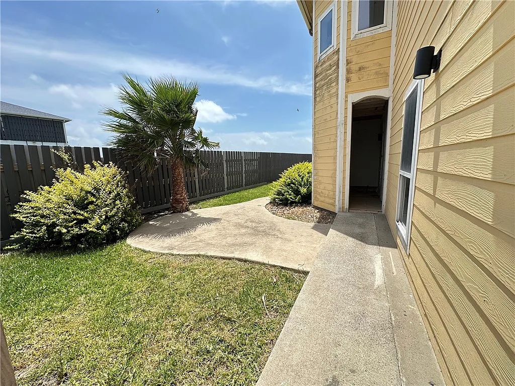 4 bed, 2.0 bath, 1220 sqft, $3,800 — Photo 3