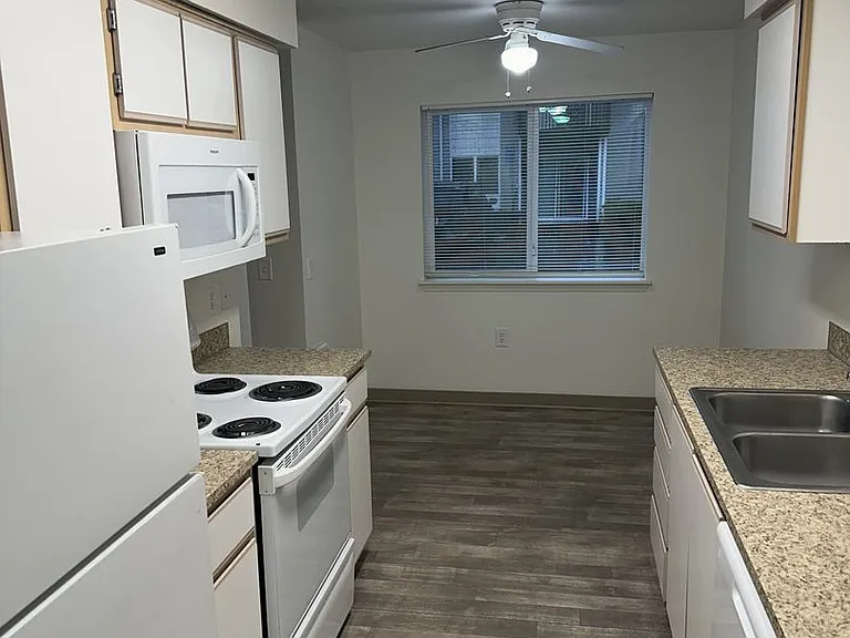 Dearborn Square Apartments — Photo 10