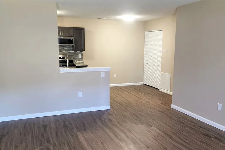 Fox Pointe Apartments — Photo 29
