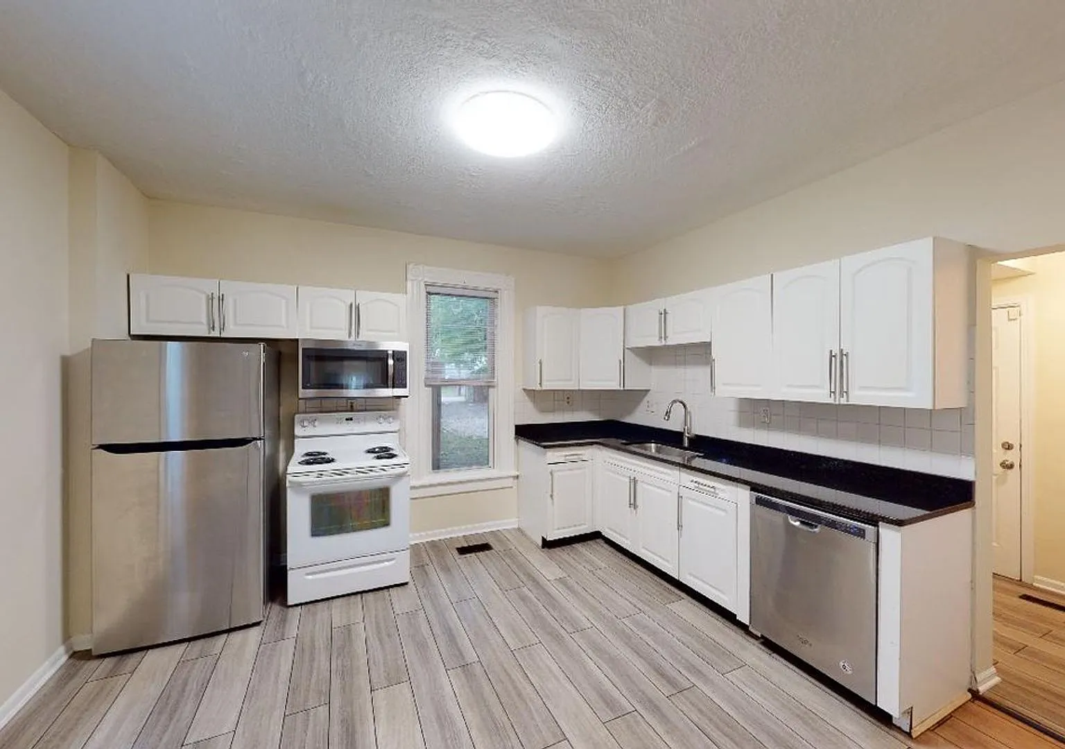 4 Bedrooms + 1.5 Baths Beautiful Single Family House- Showing Now - For August 2027! Inquire Today! — Photo 2