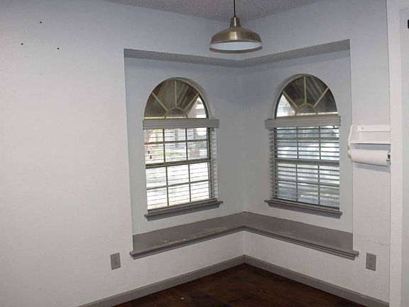 4th image of 915 W Lovers Ln